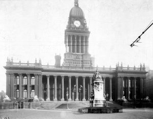 Leeds-Town-Hall-statue-of-Queen-Victoria